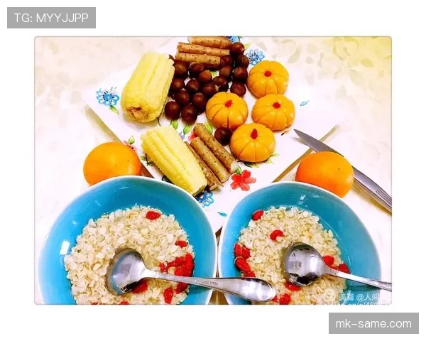 余依婷又晒早餐，白瓷盘子对上我的外卖塑料盒，尴尬得想搬家