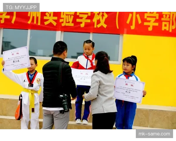 青少年规则：年龄分组与比赛时长对换人及裁判判罚的影响